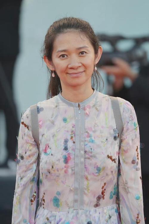 女导演赵婷真自信,穿碎花裙背双肩包走红毯,纯素颜气场却强大
