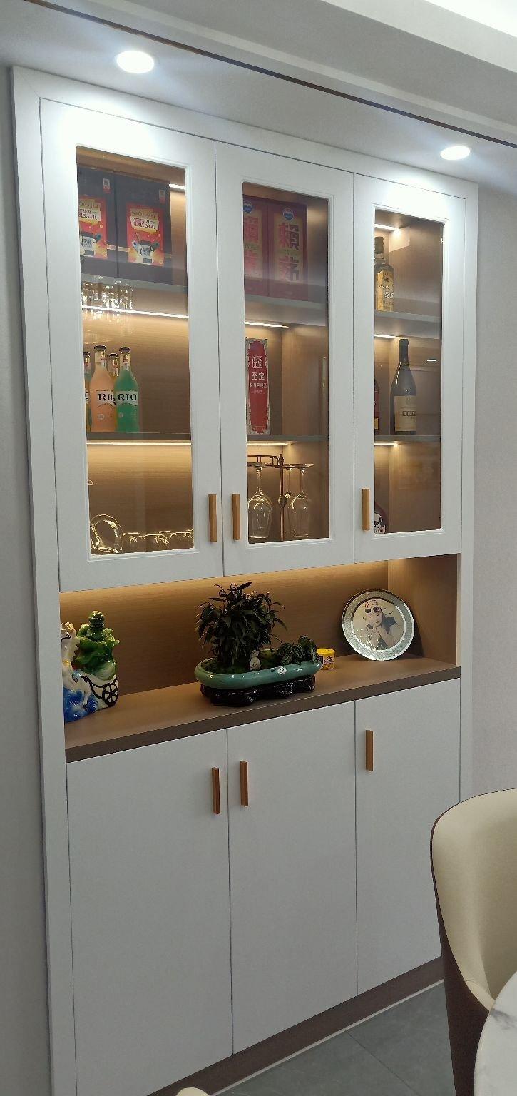 进门就是餐厅,把餐边柜设计成玄关,没想到这么漂亮还实用