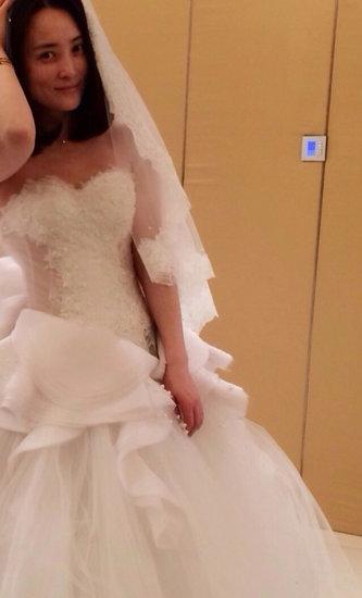 38岁蒋勤勤穿婚纱拍照 半裸美背秀性感