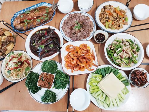 周末,家里来客人,做了一桌家常下酒菜,东北人看了肯定