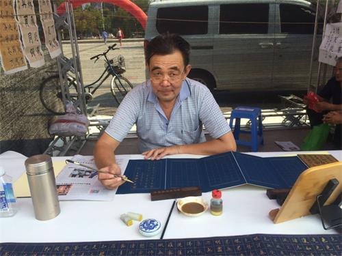 梁登元,1955年生于山西新绛,酷爱绘画,书法,花乌,人物无不涉猎.