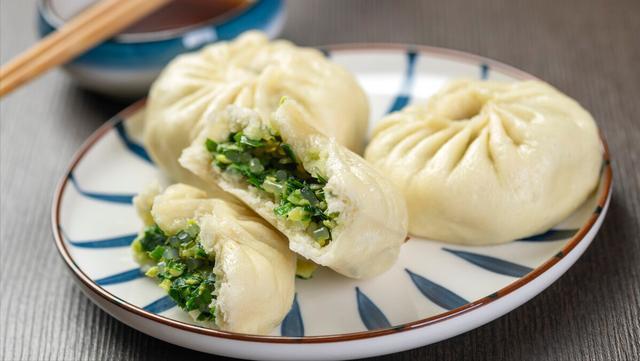韭菜猪肉包子中韭菜怎么保持翠绿的万能韭菜馅儿好吃鲜美