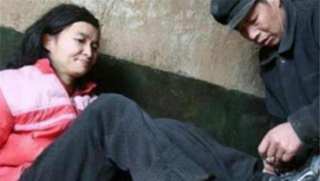 他是看曹小青年轻又白净漂亮才买下的.