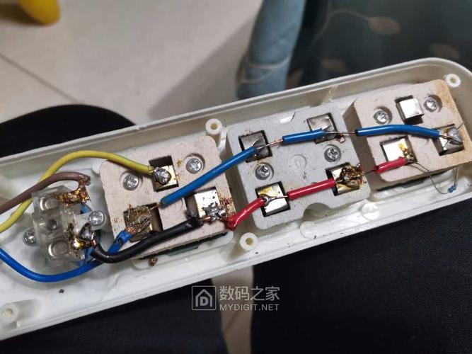拆个吉嘉插排看看,内部地线都没接
