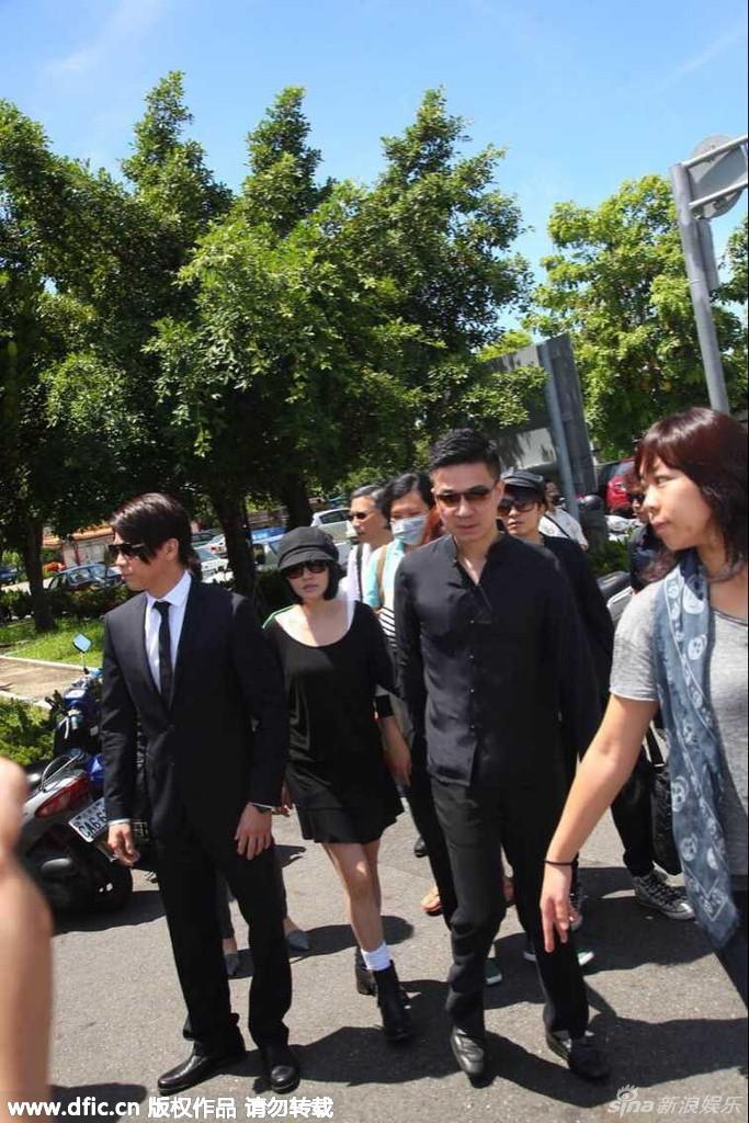 组图:安钧璨追思会举行 大小s安以轩等现身_高清图集