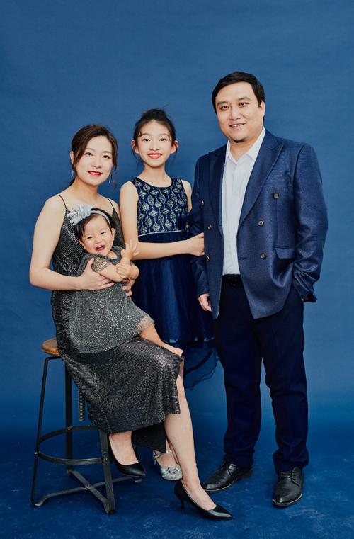 一家4口人的合影