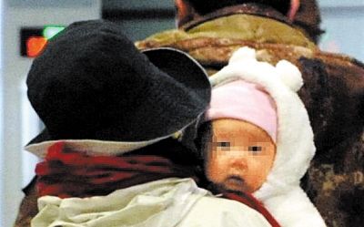 今年2月,记者拍到柴静和女儿的照片.