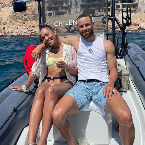 太幸福了!库里晒和阿耶莎一起去度假的甜蜜照