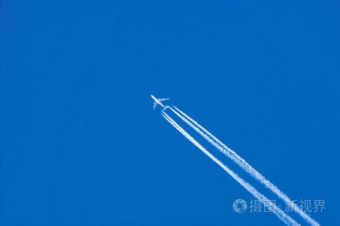 蓝蓝的天空和喷气式飞机的背景
