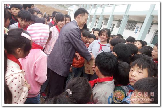 彝良县龙街小学学生自发为患重病同学组织募捐