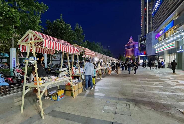 正弘城外成规模的夜市经济,正对着24小时便利店711(图/徐志清)郑州市