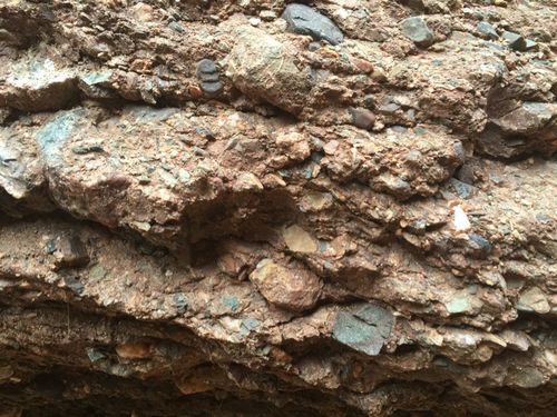 山体由红色砂岩和砂砾岩组成.