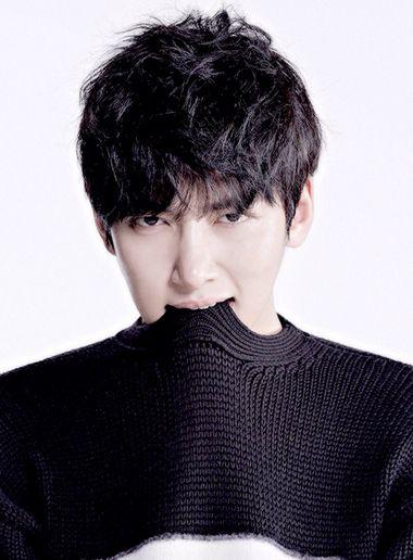 男生韩式碎发刘海蓬松短烫发发型