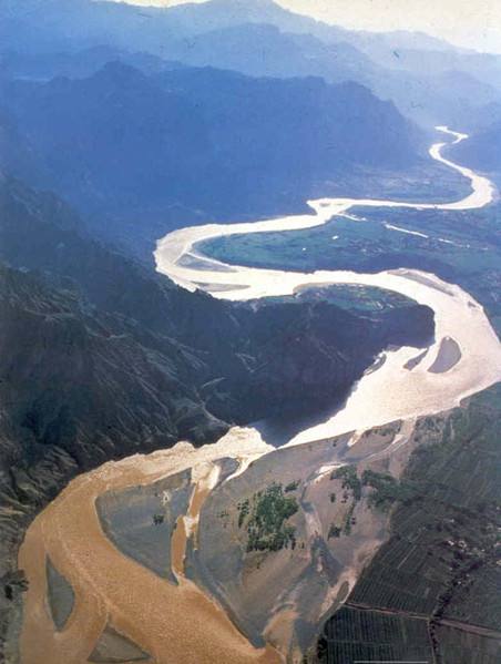 黄河中上游以山地为主,中下游以平原,丘陵为主.