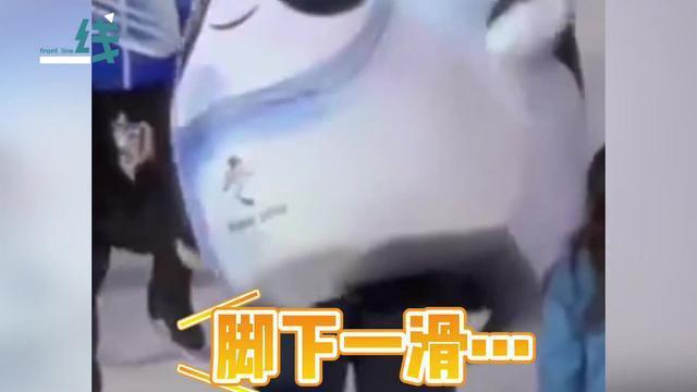 冰墩墩真的会滑冰脚踏滑冰鞋炫起来下一幕却吓坏在场选手