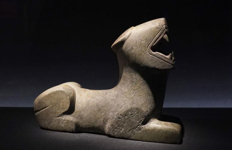 6月7日在奉贤博物馆展厅拍摄的四川成都金沙遗址博物馆藏文物"石虎"