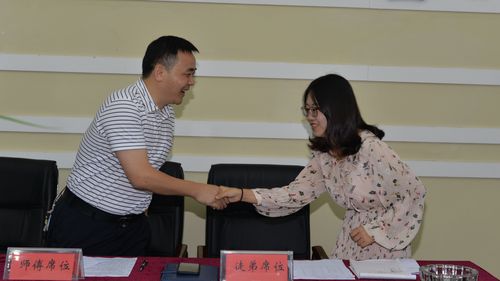 眉山车城中学实施青蓝工程助力教师成长