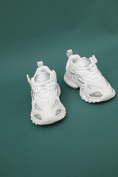 秋季白色运动鞋