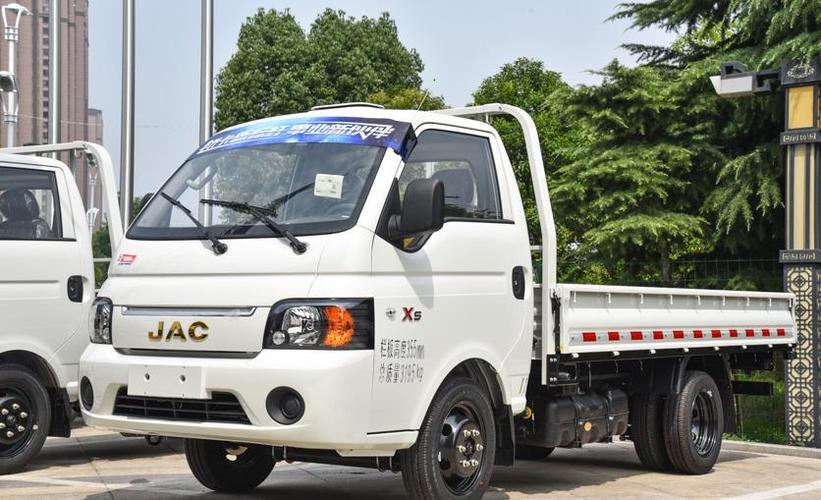 这款能过限高杆,进地库的微卡,还有轿车化高配