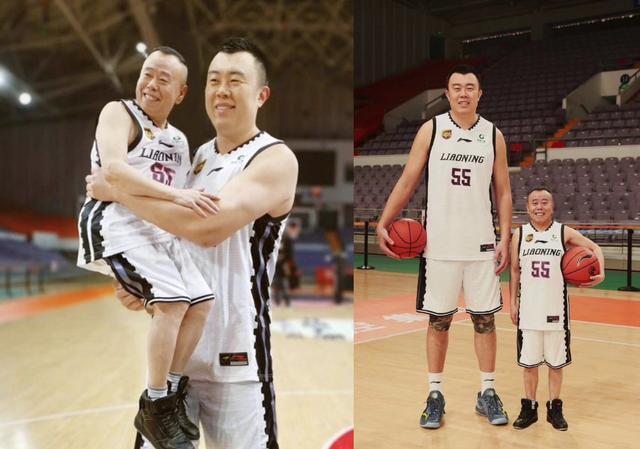 "父子"再次同框上演最萌身高差" 韩德君身高