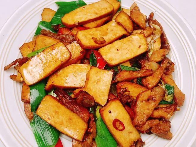 增加餐桌色彩的家常菜推荐:蒜蓉大虾,香豆干炒肉,彩椒炒牛柳