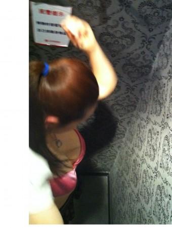 疑似女星孟茜商场试衣遭偷拍