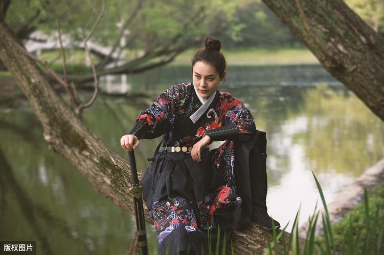 原创大明风华中的朱瞻基衣饰华美,但他身为锦衣卫,真能如此奢华吗?