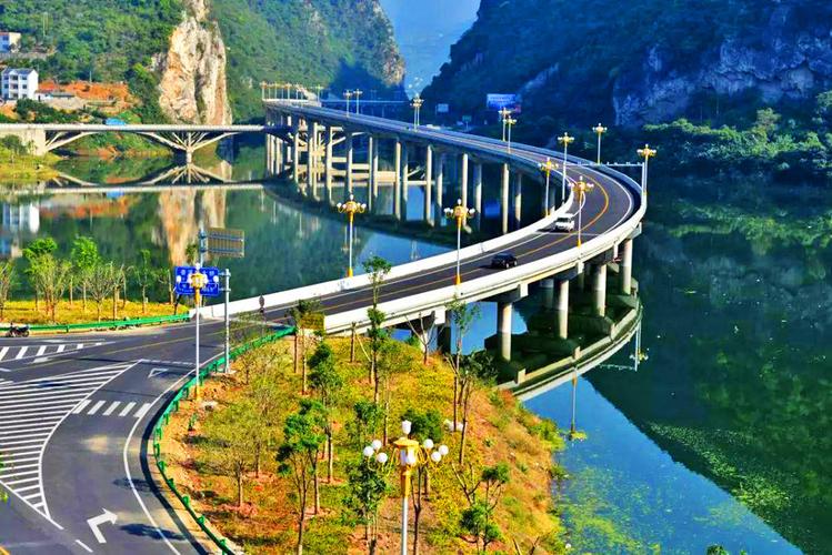 湖北宜昌兴山县:毗邻神农架林区,拥有高铁站