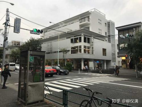 如何看待桢文彦不同时期风格在代官山建筑群里的体现?