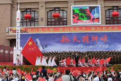2005年9月12日下午,中央电视台心连心艺术团赴中国酒泉卫星发射中心