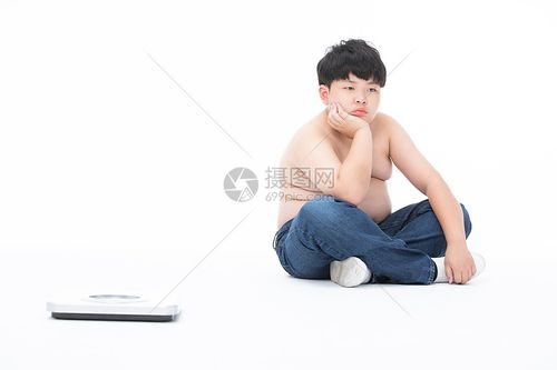 照片 人物情感 小男孩 男孩坐在体重秤旁边心情失落肥胖.