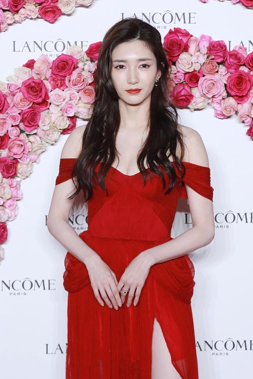 (视觉中国/图文)10月31日,江疏影出席北京兰蔻旗舰店开幕红毯