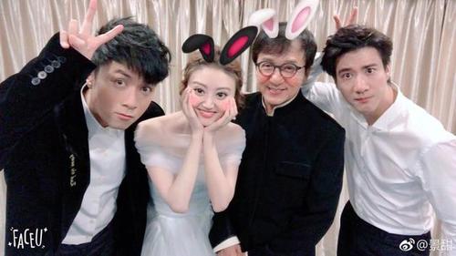 古巨基电影节献唱《明星》 与景甜成龙后台玩自拍