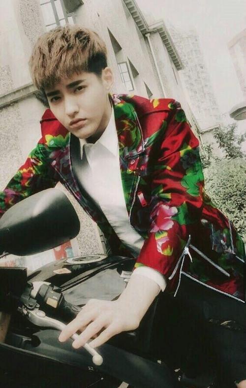 吴亦凡本该是一身机车服,帅气的开着摩托车,换成了花棉袄,却依旧