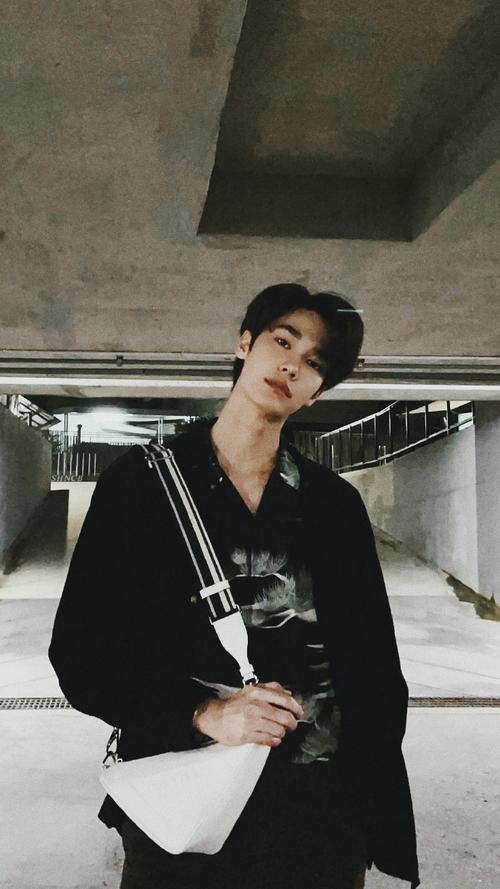dewjirawat超话7315#dew 花泽类#    - prada x dew -    * 壁纸