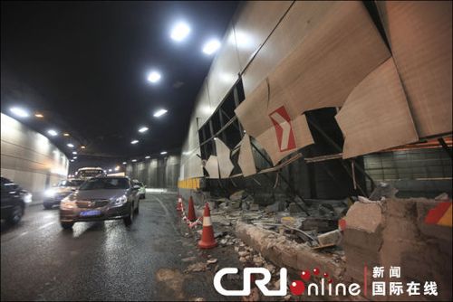 上海延安路隧道墙体被撞出大洞造成短时交通拥堵