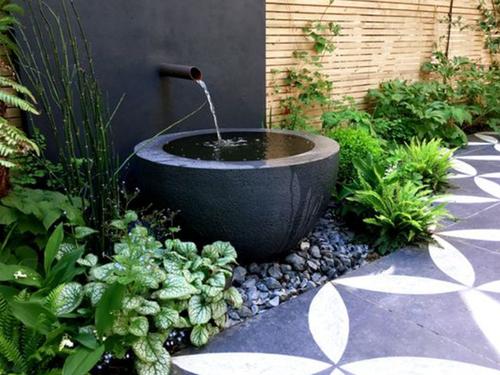 农村大水缸是个宝,铺些小石头变水景!太美,怎么有人舍得丢?