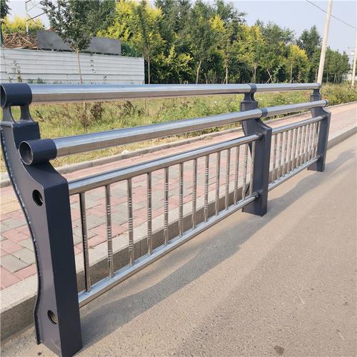 钢制铁艺桥梁栏杆立柱钢板拼装焊接桥梁护栏立柱厂家