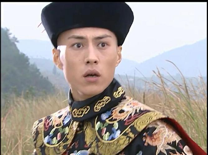 最为男主出演《秋雨》,2003年,靳东毕业,紧接着便参演了《少年大钦差