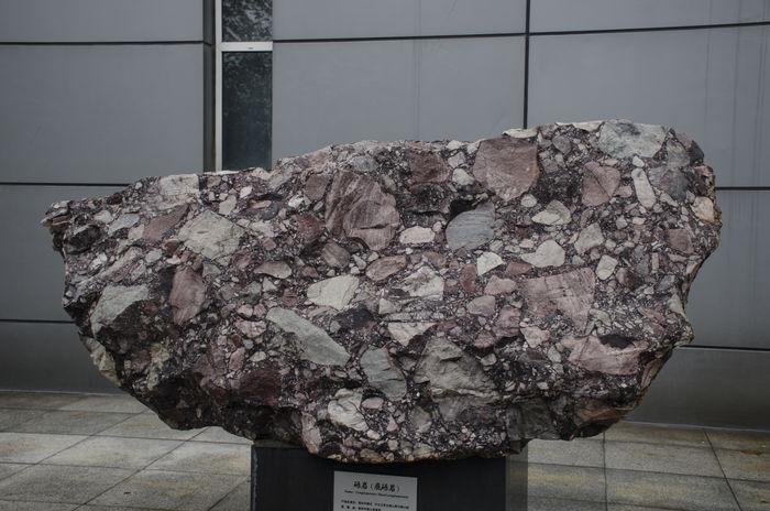  p>砾岩(conglomerate)是一种由圆浑状的 a href="#" data-lemmaid="