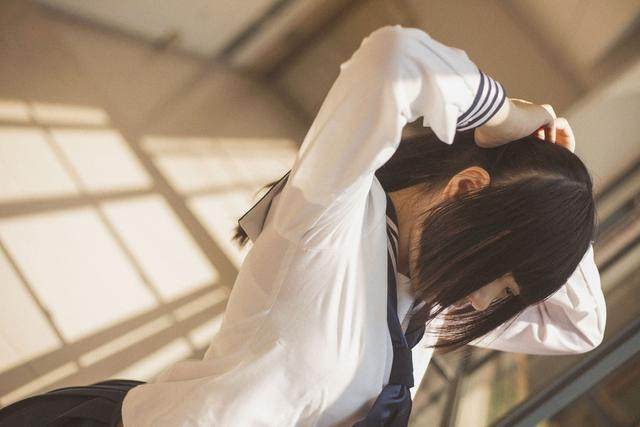 百褶裙,白丝袜校服少女的森林奇遇