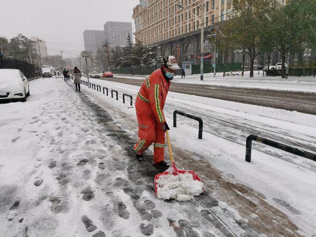 朝阳7000多名环卫工铲冰扫雪保障城市通行顺畅