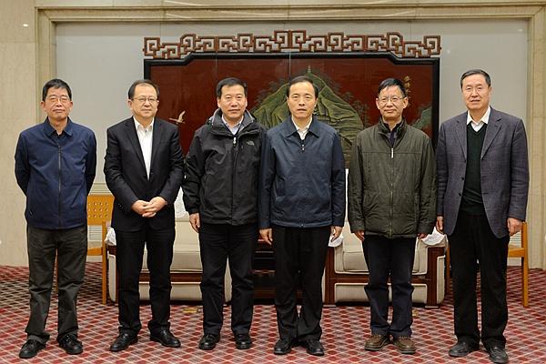 座谈中,校长赵兴绪汇报了学校近年来发展概况和国重实验室建设总体