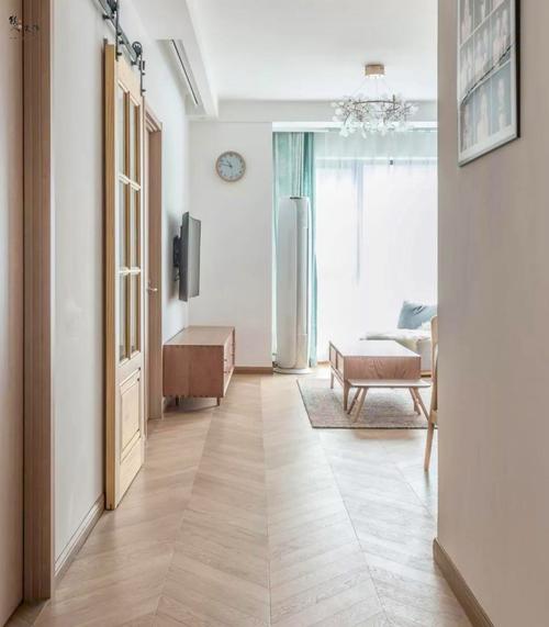 整体地面是以人字形铺贴的木地板,给人以轻松自然的氛围.