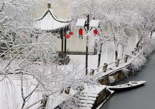 江南好,夜雪映窗早.一幅素笺隐士画,万千绿意更丰饶.