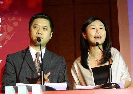 图文梁冬与蒉莺春在主持晚宴