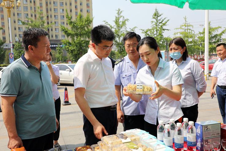 6月22日,县政府副县长陈长虎在出席莒县2021年食品安全宣传周活动