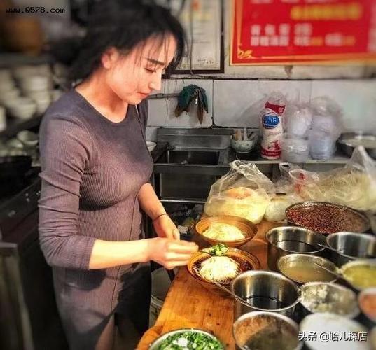 重庆观音桥西施面馆老板娘是个大美女穿着旗袍煮面