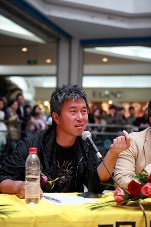 满文军"好人缘"圈内有名 曾十万拍出天价专辑