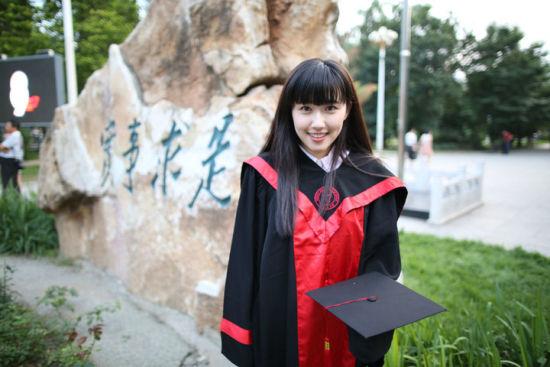 近日,中国人民大学官网一改以往严肃的风格,在首页上放了一张美女毕业